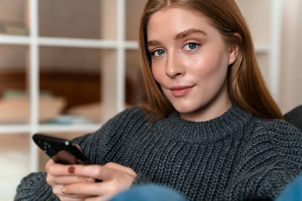 Imagem Uma Bela Jovem Mulher Dentro Casa Usando Telefone Celular — Fotografia de Stock