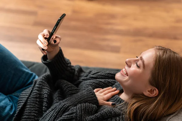 Imagem Uma Jovem Mulher Positiva Satisfeita Dentro Casa Usando Telefone — Fotografia de Stock