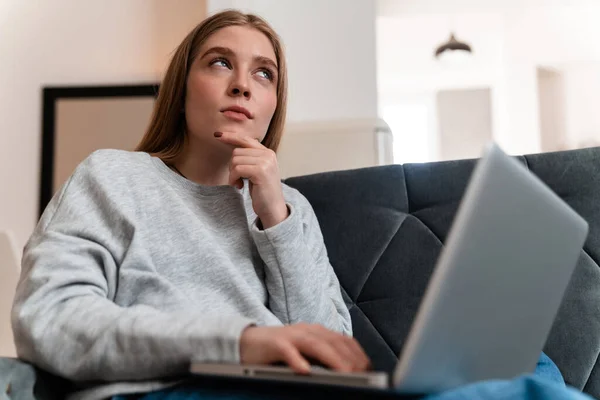 Foto Koncentrerad Omtänksam Vacker Ung Kvinna Inomhus Soffan Med Hjälp — Stockfoto