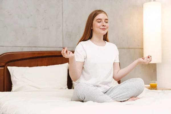 Evde Yatak Odasında Yatakta Meditasyon Yapan Tatlı Bir Kız Resmi — Stok fotoğraf