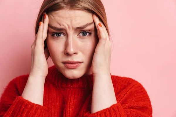 Foto Mujer Rubia Infeliz Con Dolor Cabeza Posando Mirando Cámara — Foto de Stock