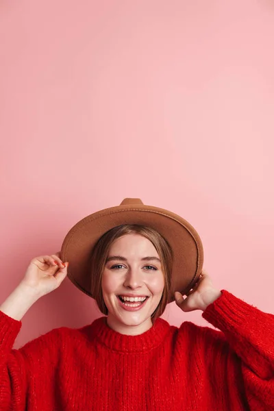Foto Lycklig Vacker Kvinna Röd Tröja Ler Och Håller Hatten — Stockfoto
