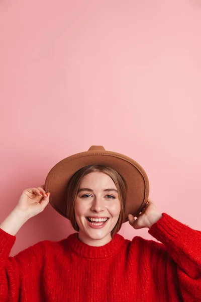 Photo Belle Femme Heureuse Pull Rouge Souriant Tenant Chapeau Isolé — Photo