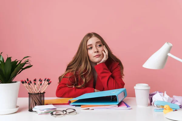 Afbeelding Van Een Vermoeide Jonge Vrouw Zitten Aan Tafel Binnen — Stockfoto