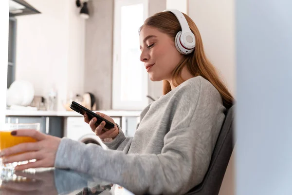 Foto Ottimista Concentrata Giovane Donna Chiuso Casa Utilizzando Telefono Cellulare — Foto Stock