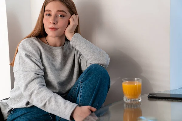 Foto Una Joven Muy Concentrada Interior Casa Cocina Con Vaso — Foto de Stock