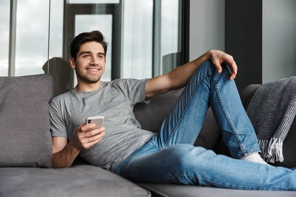 Retrato Atractivo Joven Barbudo Sonriente Vestido Con Ropa Casual Sentado — Foto de Stock