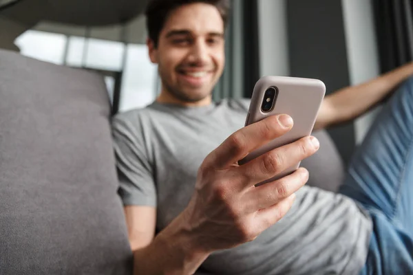 Retrato Atractivo Joven Barbudo Sonriente Vestido Con Ropa Casual Sentado — Foto de Stock