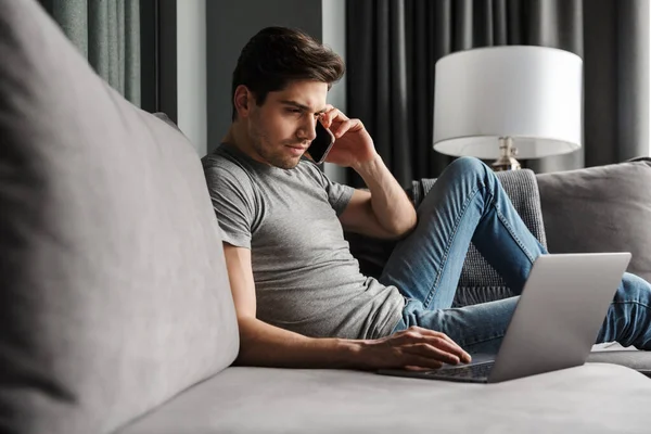 Retrato Joven Barbudo Serio Atractivo Que Lleva Ropa Casual Sentado — Foto de Stock