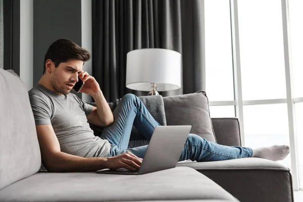 Retrato Joven Barbudo Serio Atractivo Que Lleva Ropa Casual Sentado —  Fotos de Stock