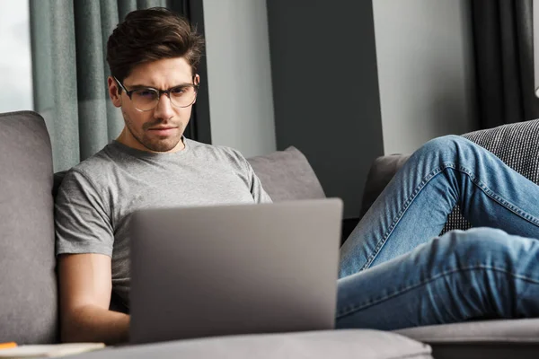 Retrato Joven Barbudo Serio Atractivo Que Lleva Ropa Casual Sentado —  Fotos de Stock