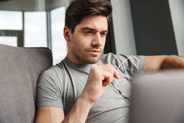 Retrato Atractivo Joven Barbudo Serio Vestido Con Ropa Casual Sentado — Foto de Stock