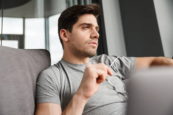 Retrato Atractivo Joven Barbudo Serio Vestido Con Ropa Casual Sentado — Foto de Stock