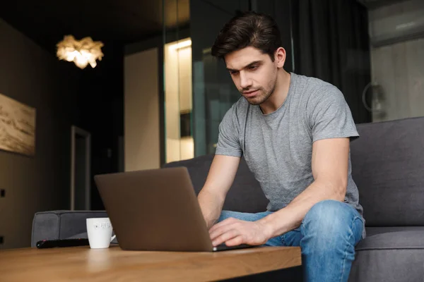 Porträt Eines Attraktiven Jungen Bärtigen Mannes Lässiger Kleidung Der Mit — Stockfoto