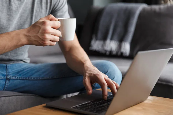 Primo Piano Uomo Che Indossa Abiti Casual Seduto Divano Soggiorno — Foto Stock