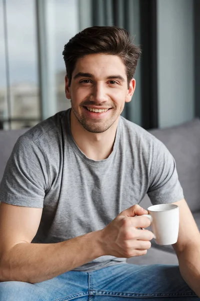 Образ Счастливого Красивого Молодого Человека Помещении Дома Пьющего Кофе — стоковое фото