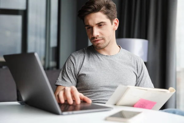 Imagen Joven Guapo Interior Casa Usando Ordenador Portátil Con Documentos — Foto de Stock