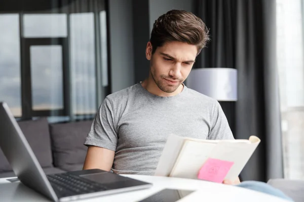 Imagen Joven Guapo Interior Casa Usando Ordenador Portátil Con Documentos —  Fotos de Stock