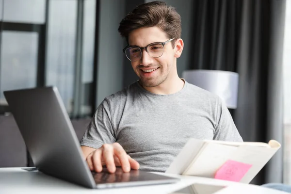 Bild Eines Positiv Optimistischen Jungen Mannes Hause Mit Laptop Computer — Stockfoto