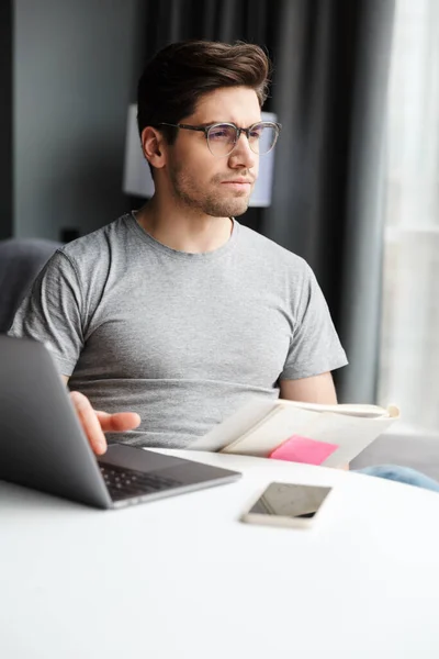 Snygg Ung Skäggig Man Casual Kläder Med Bärbar Dator När — Stockfoto