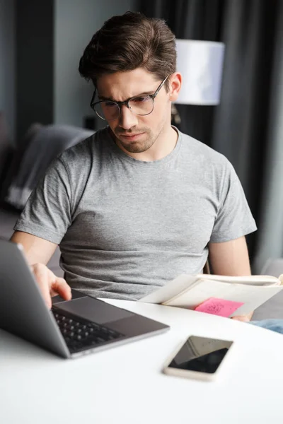 Bonito Jovem Barbudo Sério Vestindo Roupas Casuais Usando Computador Portátil — Fotografia de Stock