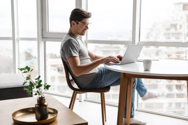 Hombre Barbudo Joven Guapo Usando Ropa Casual Usando Computadora Portátil —  Fotos de Stock