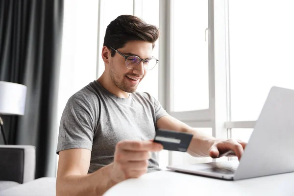 Bonito Sorridente Jovem Barbudo Vestindo Roupas Casuais Usando Computador Portátil — Fotografia de Stock