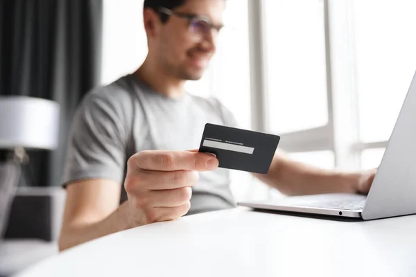 Guapo Sonriente Joven Barbudo Con Ropa Casual Usando Computadora Portátil — Foto de Stock