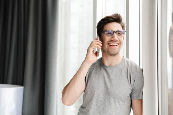 Sorrindo Jovem Atraente Homem Vestindo Roupas Casuais Falando Telefone Celular — Fotografia de Stock