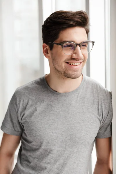 Imagem Jovem Sorrindo Positivo Dentro Casa Olhando Para Janela — Fotografia de Stock