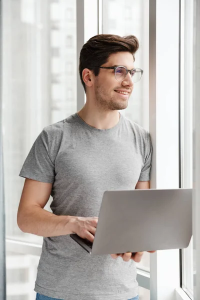 Imagem Jovem Otimista Positivo Dentro Casa Usando Computador Portátil — Fotografia de Stock