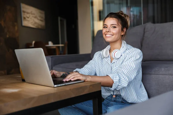 Image Smiling Nice Woman Headphones Using Laptop While Sitting Floor — Stock Photo, Image