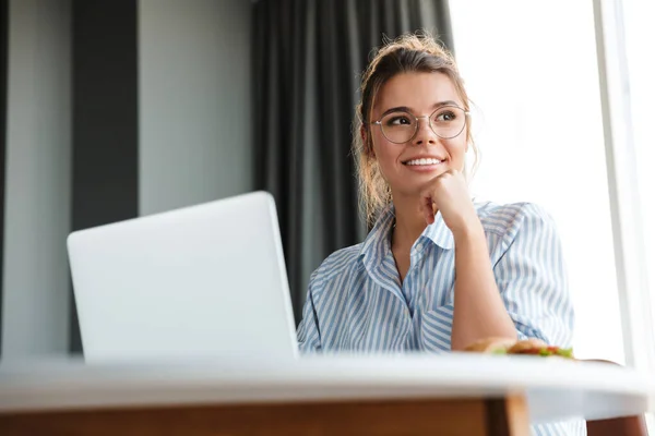 Image Happy Nice Woman Eyeglasses Working Laptop Smiling While Sitting — Stock Photo, Image