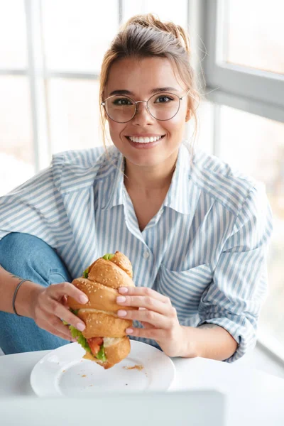 Lachende Jonge Zakenvrouw Lunchen Tijdens Het Werken Laptop Computer Thuis — Stockfoto