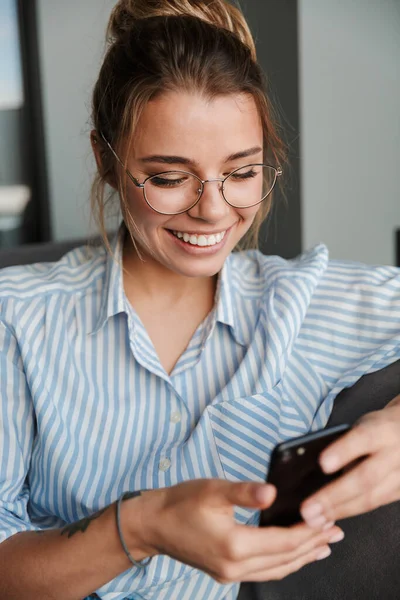 Imagen Una Joven Feliz Con Anteojos Sonriendo Usando Teléfono Celular —  Fotos de Stock