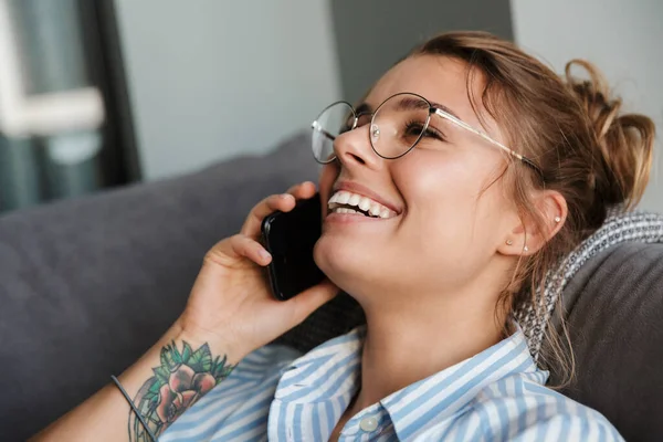 Lächelnde Junge Geschäftsfrau Telefoniert Mit Dem Handy Während Sie Sich — Stockfoto