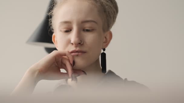 Konzentriertes Ernstes Mädchen Mit Dreadlocks Drinnen Mit Laptop Fenster — Stockvideo