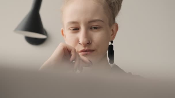 Концентрированная Молодая Девушка Дредами Помещении Помощью Ноутбука Возле Окна — стоковое видео
