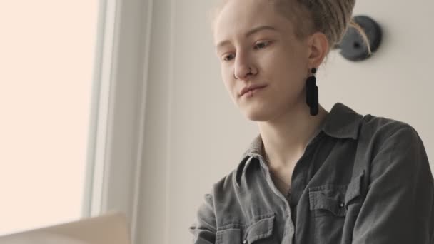 Hermosa Chica Seria Increíble Con Rastas Interior Utilizando Ordenador Portátil — Vídeos de Stock