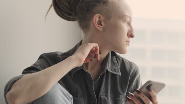 Mooi Geweldig Meisje Met Dreadlocks Binnen Zitten Buurt Venster Met — Stockvideo