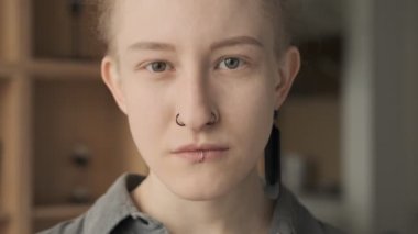 Evde kameraya bakan mutlu, güler yüzlü kız.