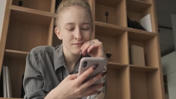 Chica Seria Con Rastas Interior Casa Usando Teléfono Móvil — Vídeo de stock