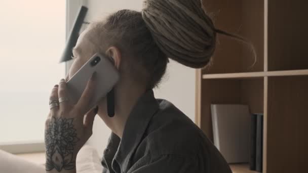 Meisje Met Dreadlocks Binnen Thuis Praten Mobiele Telefoon — Stockvideo