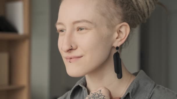 Menina Bonita Com Dreadlocks Dentro Casa — Vídeo de Stock