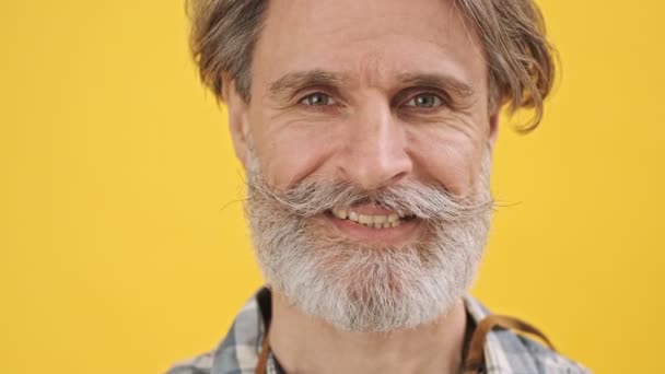 Senior Feliz Homem Positivo Isolado Sobre Fundo Amarelo Olhando Câmera — Vídeo de Stock