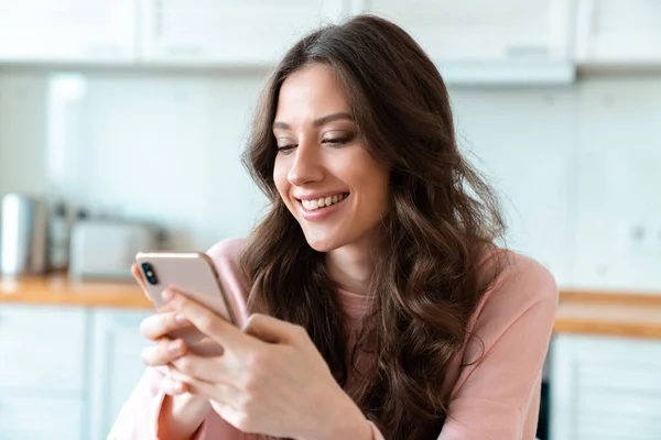 Afbeelding Van Een Vrolijke Positieve Mooie Jonge Vrouw Zitten Binnen — Stockfoto