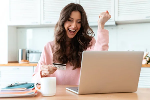 Billedet Smilende Glad Smuk Ung Kvinde Sidder Indendørs Derhjemme Ved - Stock-foto