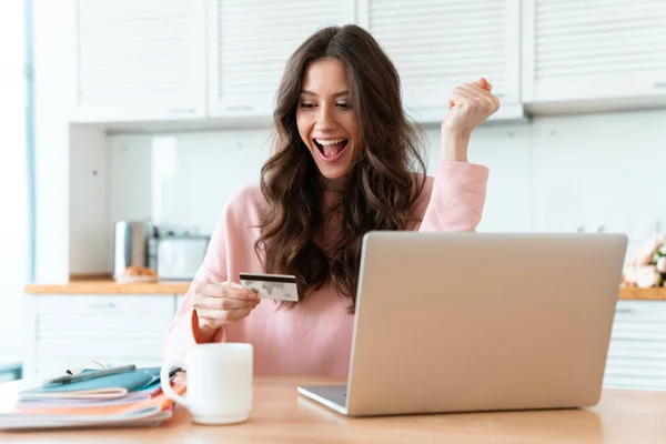 Bild Einer Lächelnden Optimistischen Emotionalen Schönen Jungen Frau Hause Sitzen — Stockfoto