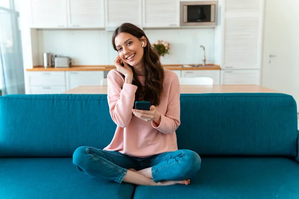 Bild Einer Gut Gelaunten Jungen Frau Die Hause Mit Dem — Stockfoto