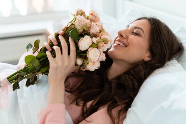 Imagem Uma Mulher Bonita Positiva Feliz Dentro Casa Encontra Quarto — Fotografia de Stock